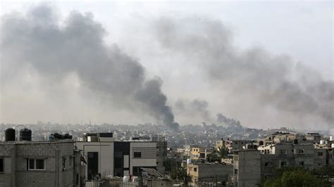 Israeli strike kills 4 Palestinians in an aid convoy to a Gaza .